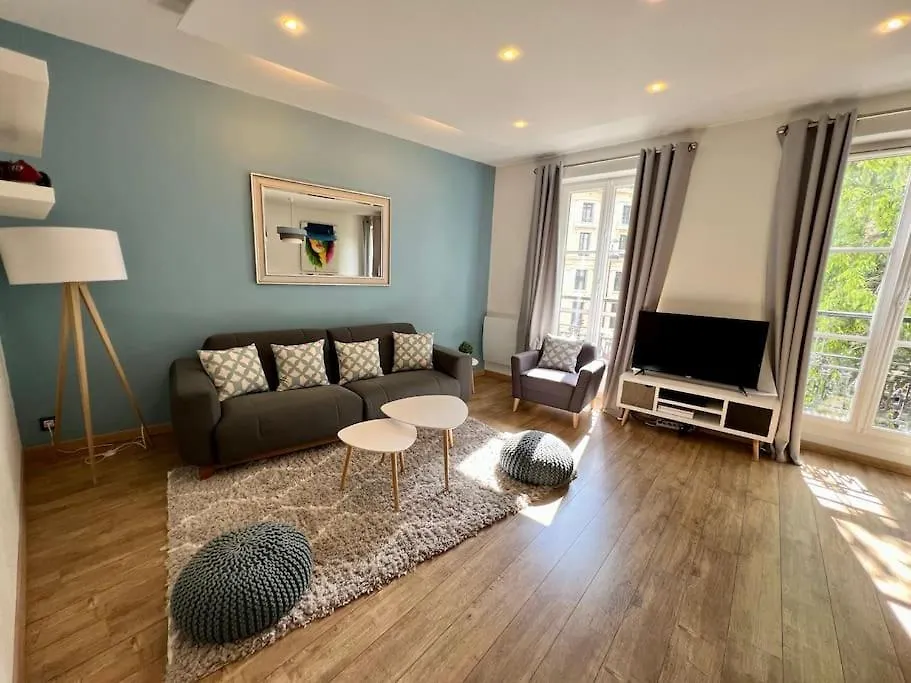 Newly Renovated Spacious In Montorgeuil Area Apartment *