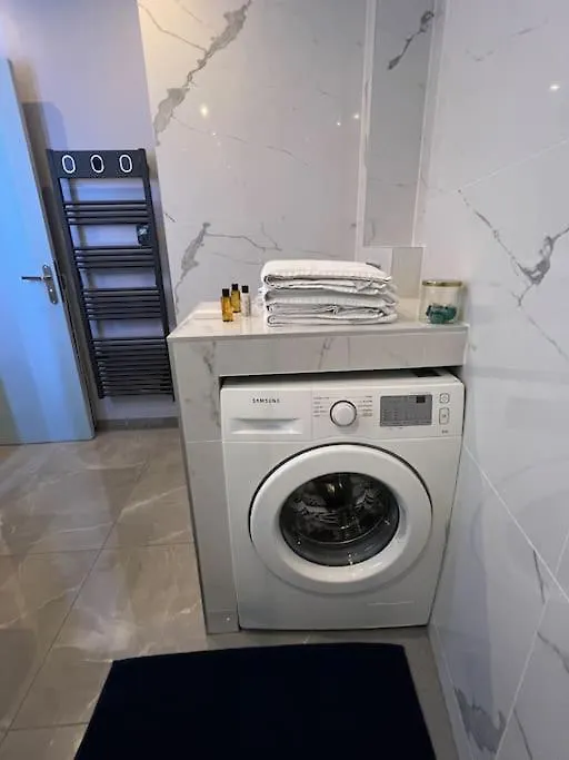 Newly Renovated Spacious In Montorgeuil Area *