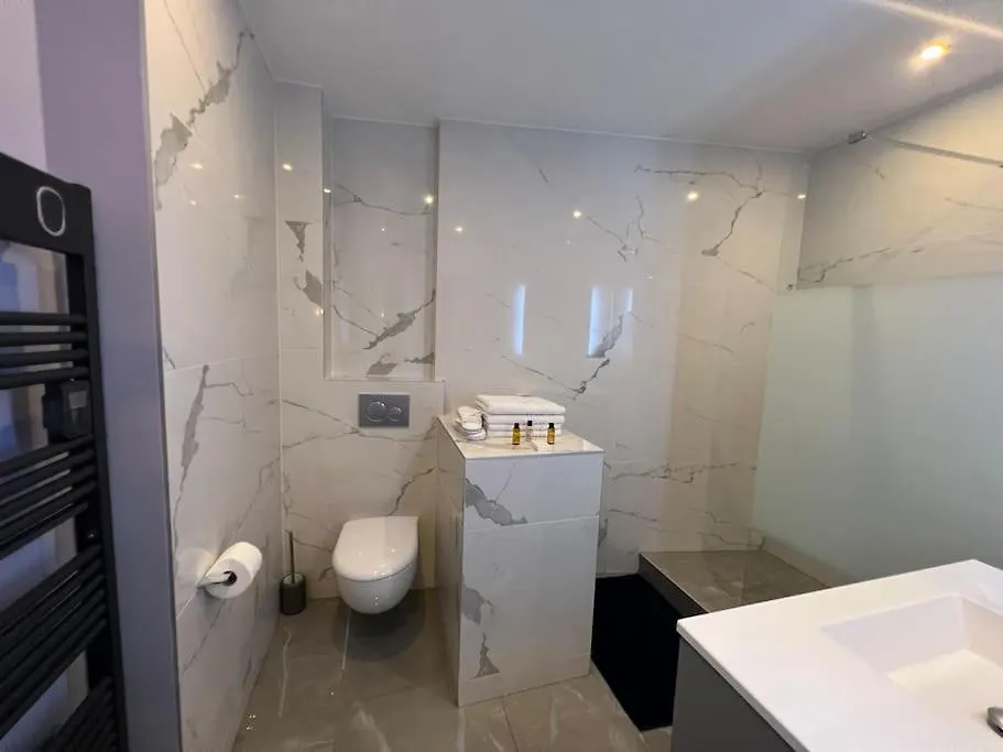 Newly Renovated Spacious In Montorgeuil Area
