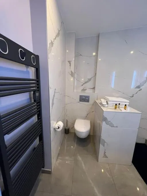 Newly Renovated Spacious In Montorgeuil Area דירה